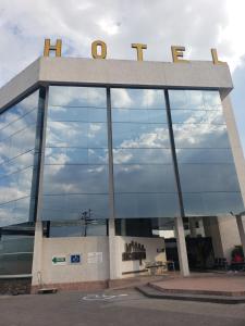 Un bâtiment avec un panneau en haut dans l'établissement Hotel Alcampo, à Querétaro