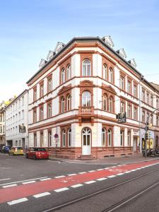 um grande edifício ao lado de uma rua em BS Boutique Hotel em Heidelberg