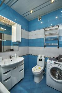 ポドリスクにあるДобрые сутки рядом с Леруа и Глобусの青いバスルーム(トイレ、洗濯機付)