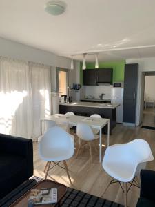 Virtuve vai virtuves zona naktsmītnē Appartement Design VIII - Port Rosmeur - Sublime vue Mer