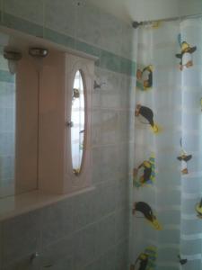 un bagno con specchio e tenda da doccia con pesci di Almare (Τρίκλινο Δωμάτιο) a Káto Almirí