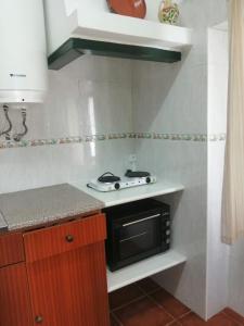 uma cozinha com um fogão e um fogão forno superior em Casas da Saibreira - nº9 em Elvas
