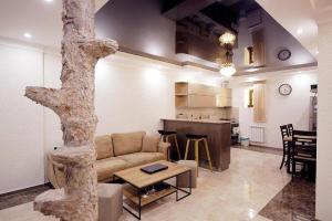 sala de estar con sofá, mesa y cocina en Nickos Hotel en Kutaisi