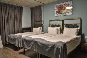2 letti posti in una stanza con di Paliani Hotel a Mestia