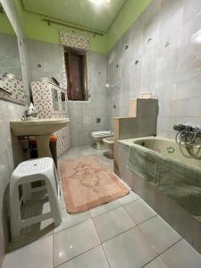 um banheiro com uma pia, uma banheira e um vaso sanitário em Big Mom House em Palermo