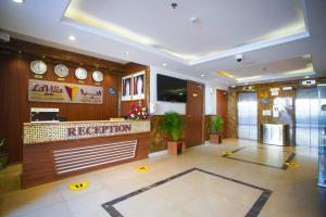 um átrio de um hotel com recepção em La Villa Inn Hotel Apartments em Doha