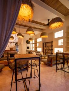 - un salon avec une table et des chaises dans l'établissement Le S, à Argelès-sur-Mer