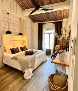 een slaapkamer met een groot bed en een plafond bij Le S in Argelès-sur-Mer