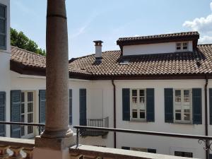 ein Gebäude mit schwarzen Rollläden und einer Stange in der Unterkunft Villa Maghetti - modernized flat in historic palazzo in the center of Luino in Luino