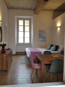 Posezení v ubytování Villa Maghetti - modernized flat in historic palazzo in the center of Luino