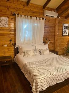 מיטה או מיטות בחדר ב-Bikta Bakfar Ramot