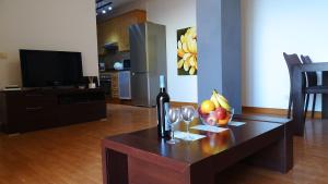 - un salon avec une table, une bouteille de vin et des fruits dans l'établissement Apt 409 Los Gigantes, à Acantilado de los Gigantes