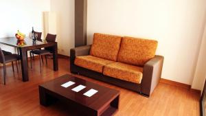 - un salon avec un canapé et une table dans l'établissement Apt 409 Los Gigantes, à Acantilado de los Gigantes