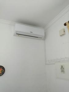 a room with a white ceiling with a vent at Casas da Saibreira - nº9 in Elvas