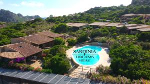 Et luftfoto af Villa Flavia con piscina