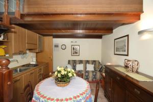 Кухня или мини-кухня в Apartment Central 4 Taormina
