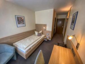 カールスルーエにあるシティ パートナー ホテル ベルリナー ホフのベッド、ソファ、テーブルが備わる客室です。