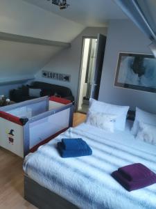 Agréable chambre d’hôte à la campagne في Villefranche-Sur-Cher: غرفة نوم بسريرين عليها مناشف