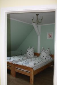 - un lit dans une chambre avec un miroir dans l'établissement Ferienwohnung am Schlosssee., à Penkun
