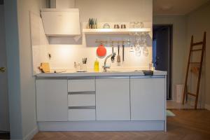 Kuchyň nebo kuchyňský kout v ubytování Hostel Mihojae Seomyeon