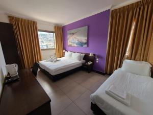 Postel nebo postele na pokoji v ubytování Haifa Tower Hotel - מלון מגדל חיפה