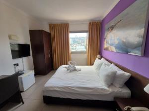 Haifa Tower Hotel - מלון מגדל חיפה tesisinde bir odada yatak veya yataklar