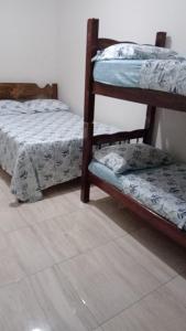 Un ou plusieurs lits superposés dans un hébergement de l'établissement Recanto Bellamar Pousada e Hostel
