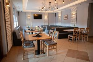 a restaurant with a table and chairs and a couch at Babilon Krzeszów in Krzeszów