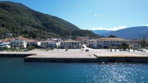 um grupo de casas numa doca na água em SAMI BEACHVIEW em Sami