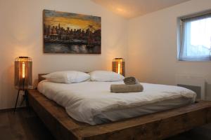 1 dormitorio con 1 cama hecha de madera en Gîte de la Colinière 4 personnes, en Le Boupère