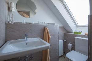 a bathroom with a sink and a toilet at Hotel Strandräuber in Kalifornien