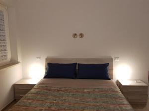 sypialnia z dużym łóżkiem i dwoma szafkami nocnymi w obiekcie Agriturismo Villa al piano w mieście Todi +37 zdjęć