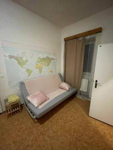 Habitación con cama con mapa en la pared en Near main railway and bus station en Brno