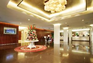um lobby com uma árvore de Natal sobre uma mesa em Liuhua Hotel em Guangzhou