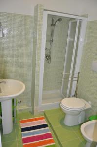 ein Bad mit einem WC, einem Waschbecken und einer Dusche in der Unterkunft Un Caffè Sul Balcone 1 in Rom