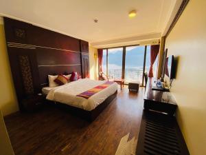een hotelkamer met een bed en een groot raam bij Sapa Vista Hotel in Sa Pa