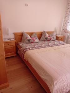 1 dormitorio con 1 cama y 2 mesitas de noche en Appartament Anna 4, en Predoi
