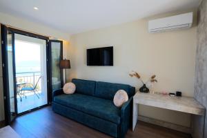 TV a/nebo společenská místnost v ubytování SAMI BEACHVIEW