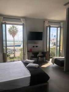 Pokój hotelowy z 2 łóżkami i widokiem na ocean w obiekcie Drepanon, Prospettive sul Mediterraneo Charme B&B w Trapani