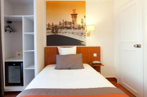 Кровать или кровати в номере Alyss Saphir Cambronne Eiffel
