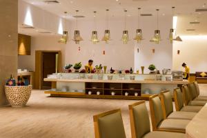 Starcity Hotel & Condotel Beachfront Nha Trang 레스토랑 또는 맛집