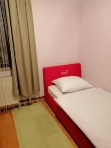 Een bed of bedden in een kamer bij Apartments Kenedy