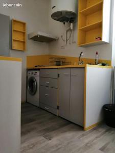 cocina con fregadero y lavadora en Résidence Les Volets Bleus: Studio de 30 m² classé 2 *, en Rochefort