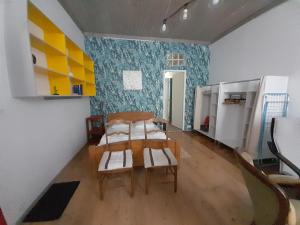 Habitación con mesa, sillas y nevera. en Résidence Les Volets Bleus: Studio de 30 m² classé 2 *, en Rochefort