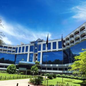 un gran edificio de cristal con dos banderas delante en Seagull Hotel Ltd, en Cox's Bazar