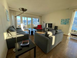 Χώρος καθιστικού στο Lichtdurchflutete Ferienwohnung mit Panorama-Sicht und Schwimmbad/Sauna