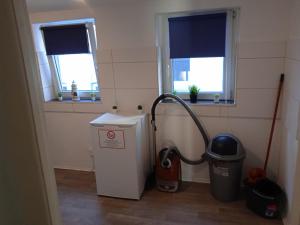 een kamer met een wasmachine en een vuilnisbak bij Stadtnah an der Förde 7 HH M 1OG in Flensburg