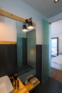 uma casa de banho com uma cabina de duche em vidro e um lavatório. em SAMI BEACHVIEW em Sami