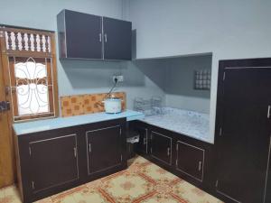 A kitchen or kitchenette at Singa Akham Guest Houses