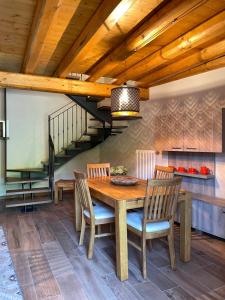 a dining room with a wooden table and chairs at Casa vacanze Campone in Campone